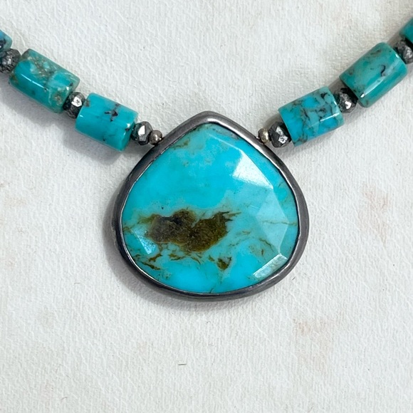 Turquoise and shell Heishi necklace with turquoise pendant - Picture 4 of 9